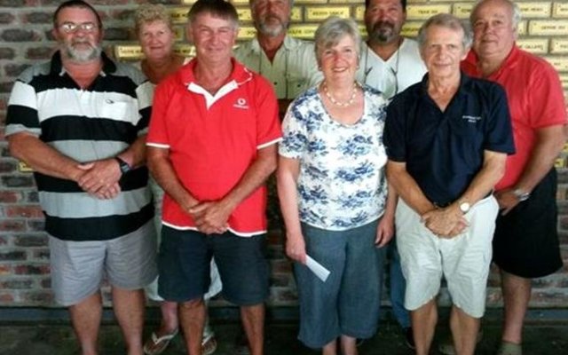 Die nuutverkose Bestuurskomitee van Pearly Beach Hengel- en Ontspanningsklub, met vlnr Fanie du Toit, Elize du Toit, Leon Vos, Willem Mathews, Isolde Smith, Fernando De Gouveia, Johan Coetzee en Mike Lamb